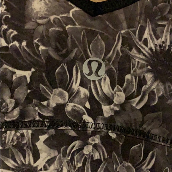 Lulu lemon tank top size M - Picture 3 of 3